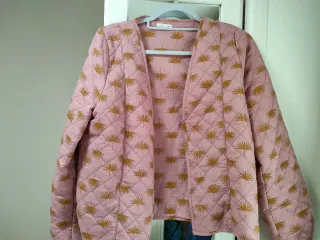 Chaqueta acolchada rosa con estampado