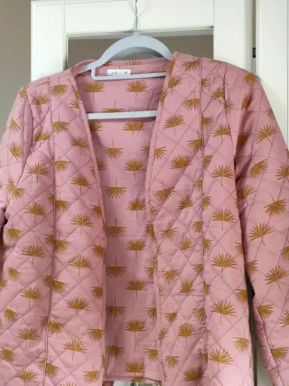 Chaqueta acolchada rosa con estampado