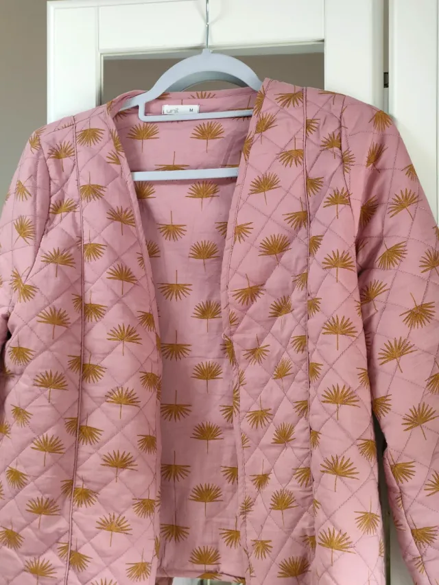 Chaqueta acolchada rosa con estampado