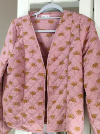 Chaqueta acolchada rosa con estampado