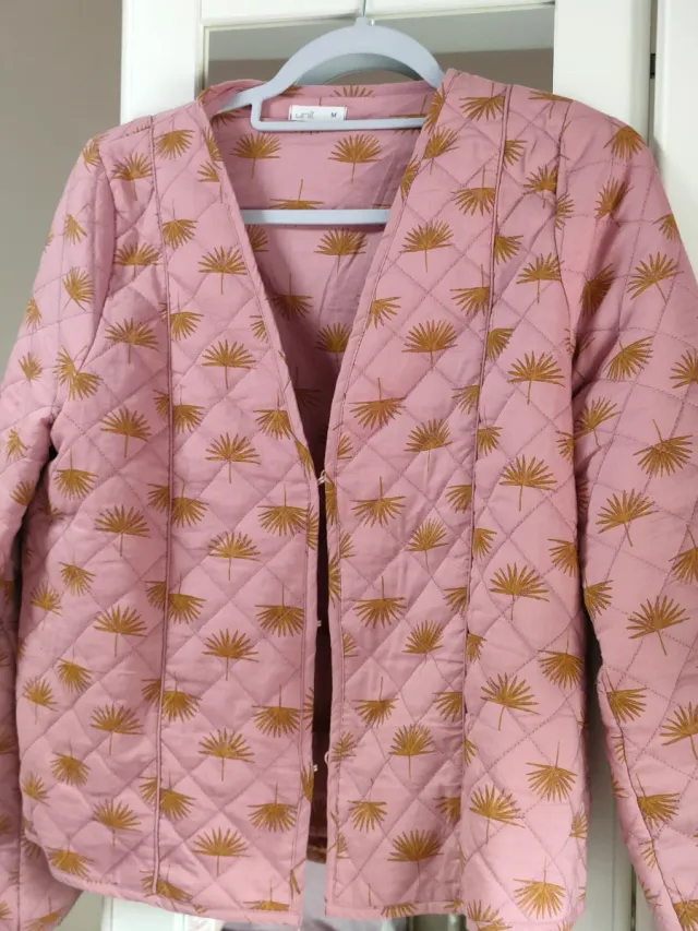 Chaqueta acolchada rosa con estampado