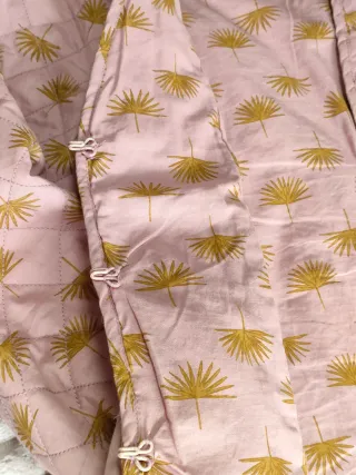 Chaqueta acolchada rosa con estampado