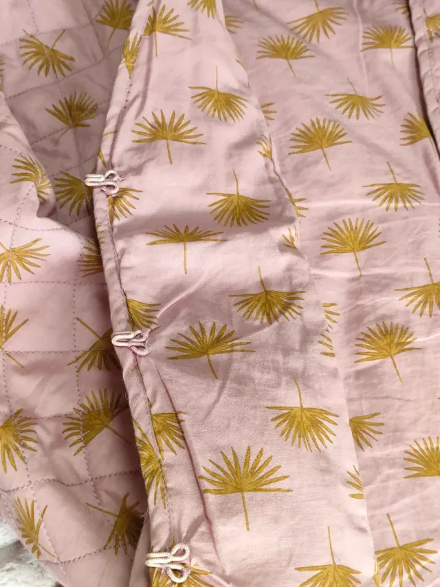 Chaqueta acolchada rosa con estampado