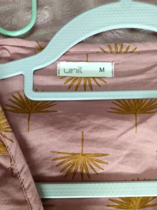 Chaqueta acolchada rosa con estampado