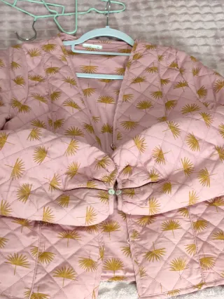 Chaqueta acolchada rosa con estampado