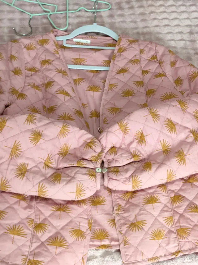 Chaqueta acolchada rosa con estampado