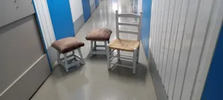 Taburetes y silla de madera