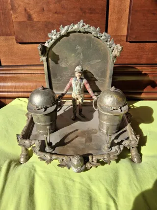 Escribanía antigua de bronce con figura de jinete