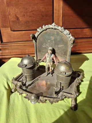 Escribanía antigua de bronce con figura de jinete