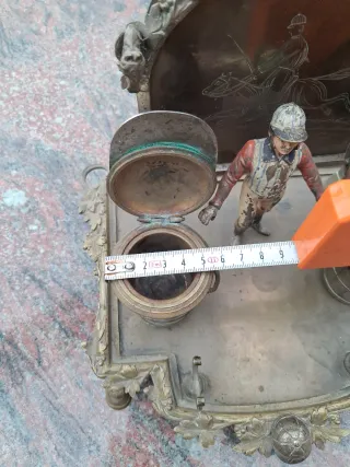 Escribanía antigua de bronce con figura de jinete