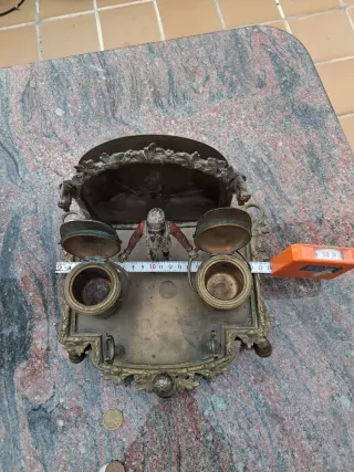 Escribanía antigua de bronce con figura de jinete