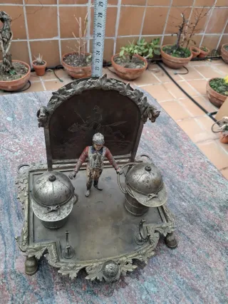 Escribanía antigua de bronce con figura de jinete