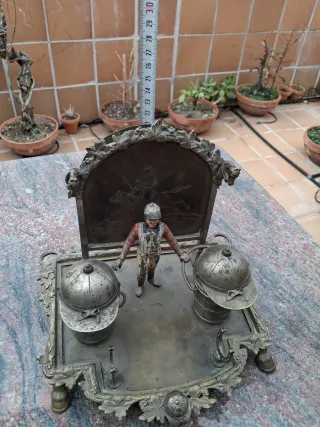 Escribanía antigua de bronce con figura de jinete
