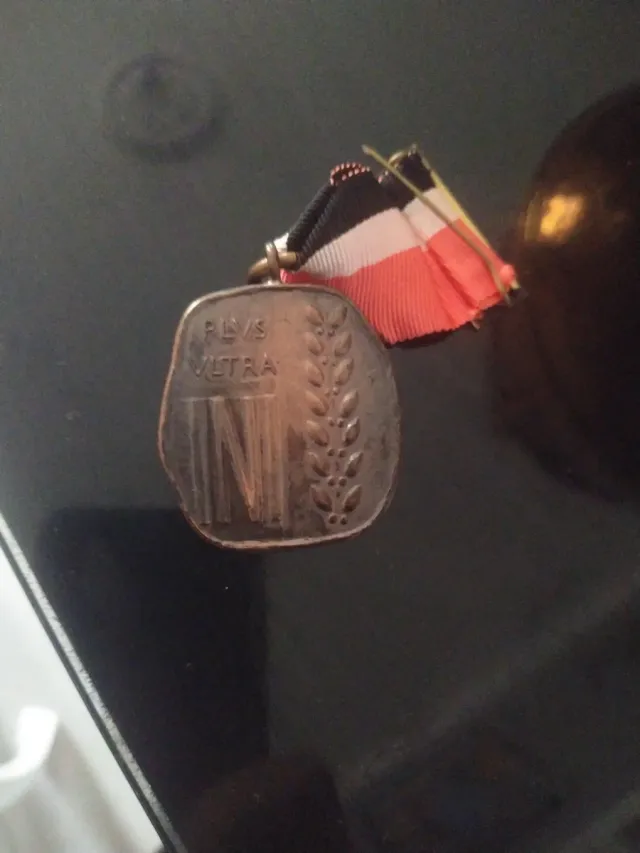 Moneda con cinta tricolor