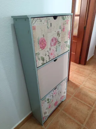 Zapatero de madera decorado