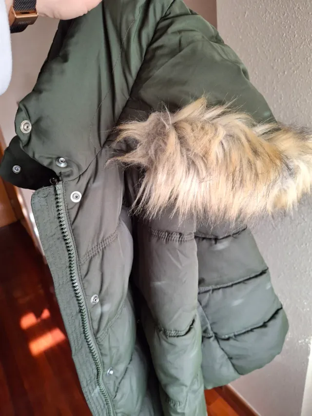 Cazadora acolchada verde oliva con capucha