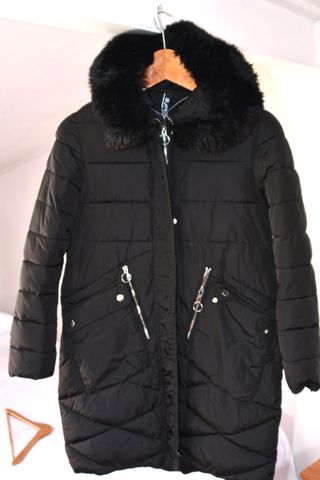 Abrigo negro con capucha y pelo