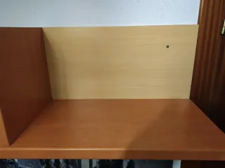 Estanterías de madera maciza.