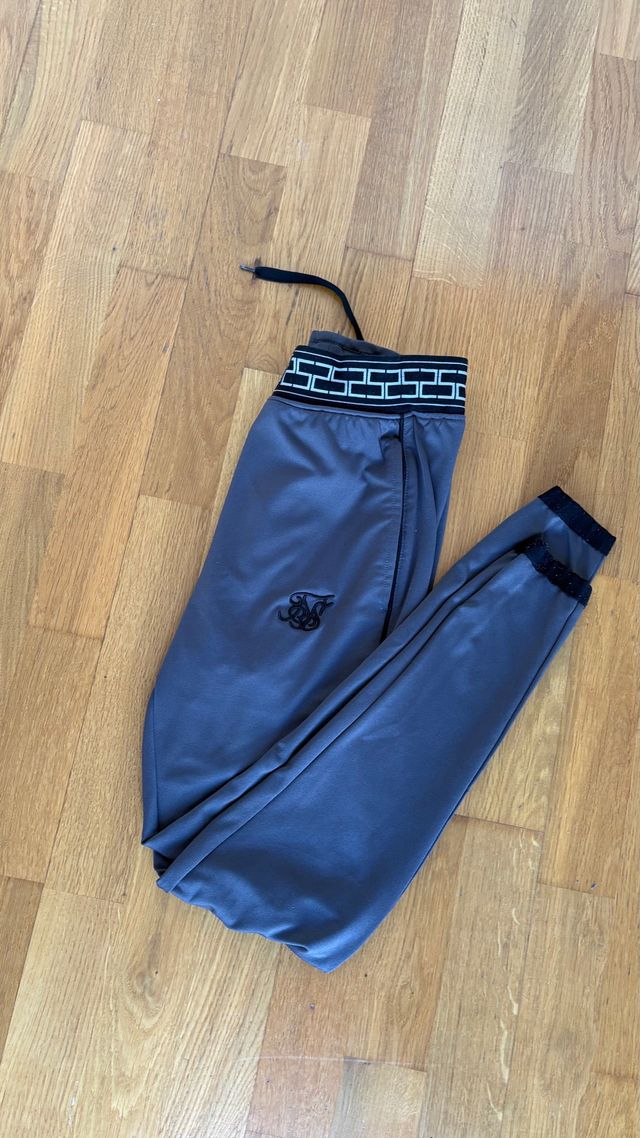 Pantalón chándal SikSilk gris