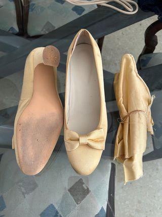 Zapatos fallera dorados talla 40, tacón 5 centimet