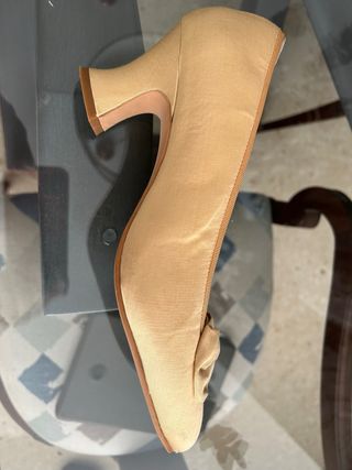 Zapatos fallera dorados talla 40, tacón 5 centimet