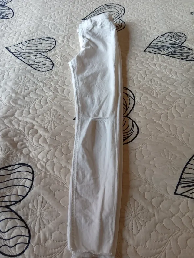 Pantalón blanco elástico con rotos