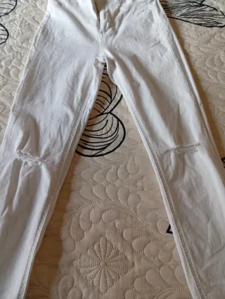 Pantalón blanco elástico con rotos