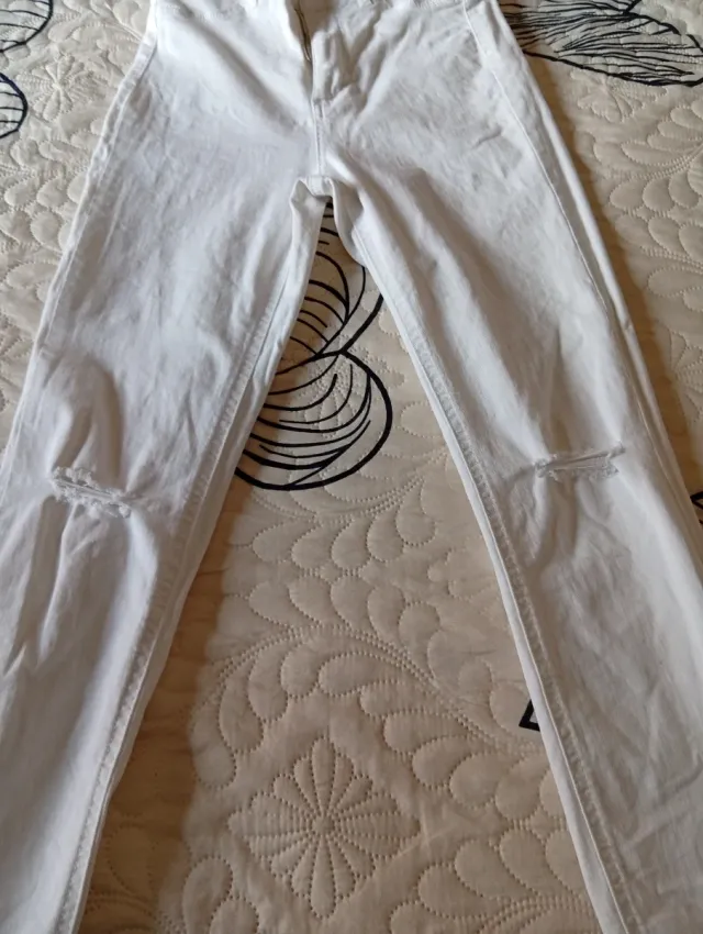Pantalón blanco elástico con rotos