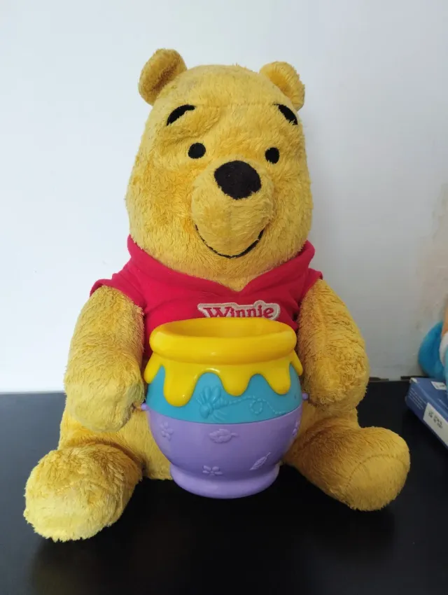 Peluche Winnie the Pooh con tarro miel