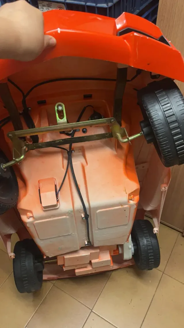 Coche eléctrico infantil rojo