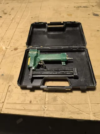 Clavadora Omer con maletín