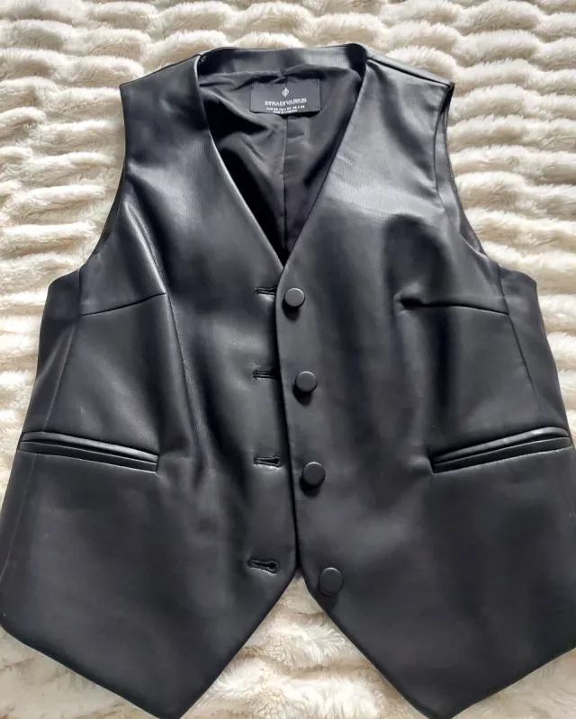 Chaleco polipiel Stradivarius negro