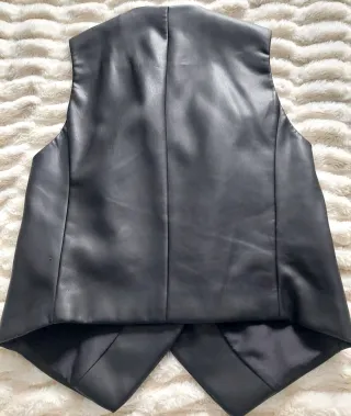 Chaleco polipiel Stradivarius negro