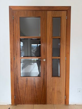 Puerta doble de madera con cristal