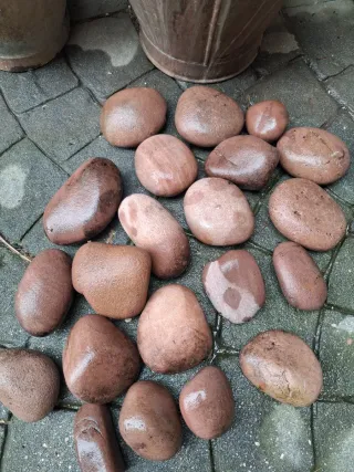 Bolos de piedra rojas y marrones; 21, limpios