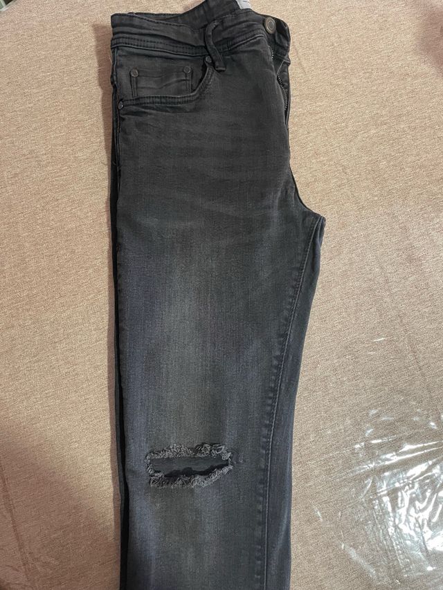 Pantalón vaquero negro hombre con rotos