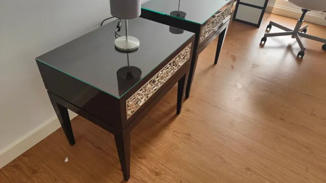 Mesitas de noche negras con lámparas