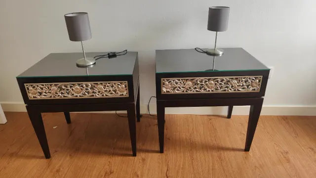 Mesitas de noche negras con lámparas