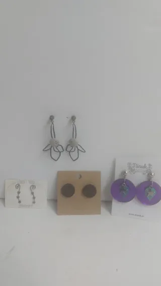 Pendientes bisutería morados y plateados