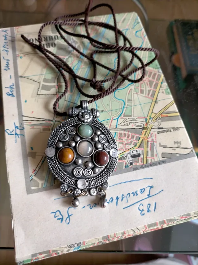 Colgante artesanal con piedras naturales