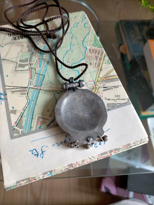 Colgante artesanal con piedras naturales