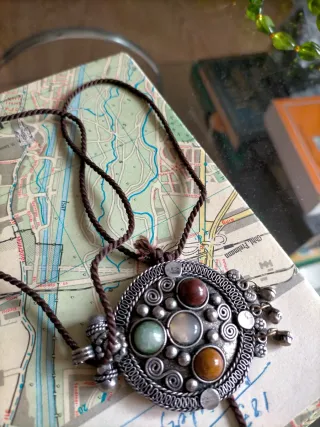 Colgante artesanal con piedras naturales