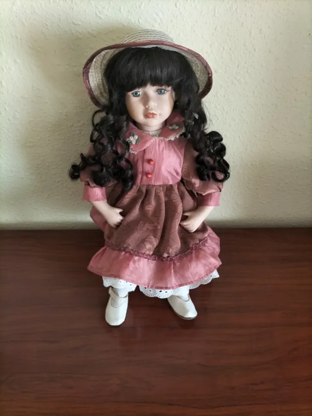 Muñeca de porcelana con sombrero