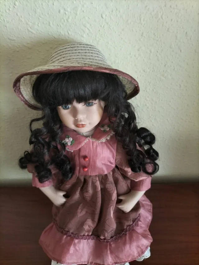 Muñeca de porcelana con sombrero
