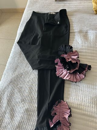 Pantalones Zara negros con volantes rosas