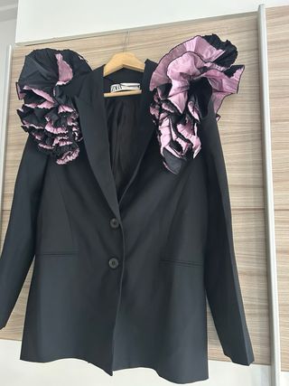 Pantalones Zara negros con volantes rosas