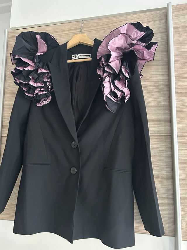 Pantalones Zara negros con volantes rosas