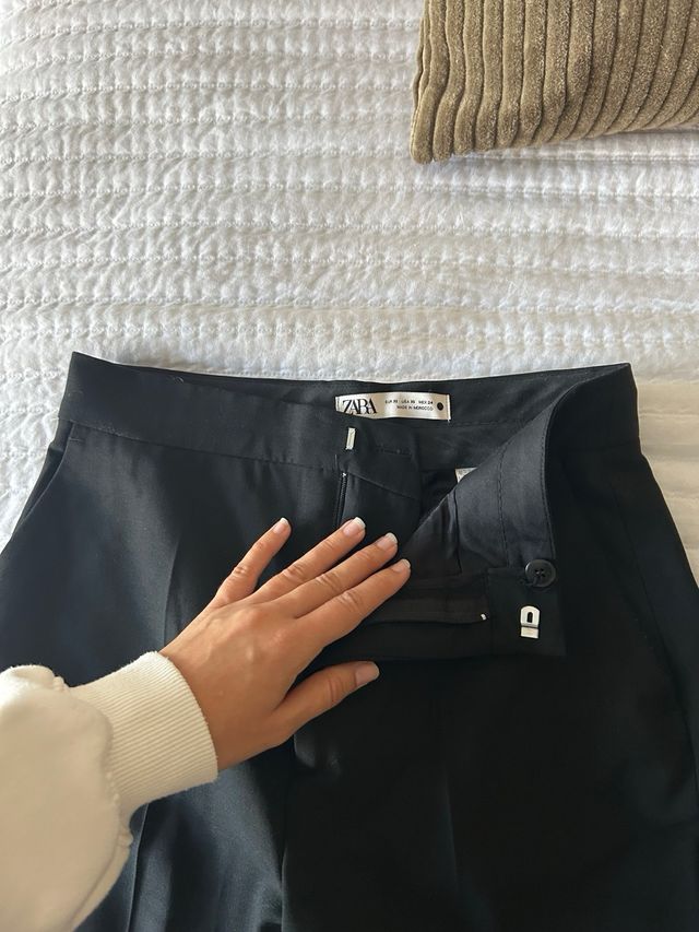 Pantalones Zara negros con volantes rosas