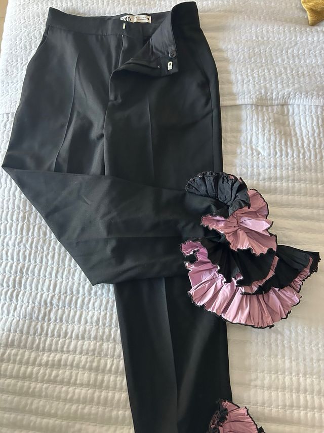 Pantalones Zara negros con volantes rosas