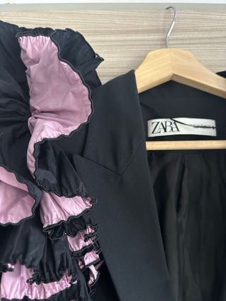 Pantalones Zara negros con volantes rosas